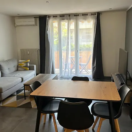 Bright With Balcony And Parking Le Cannet