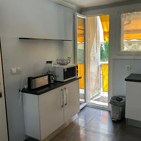 Bright With Balcony And Parking Apartmán